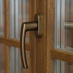 Дубовое арочное штульповое окно с фрамугой ручка